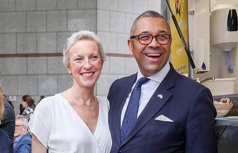 На фото: министр иностранных дел Джеймс Клеверли с женой Сюзанной Джанет Темпл Клеверли на конференции