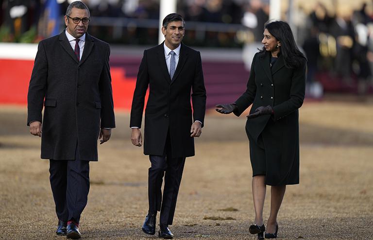 На фото: глава МИД Великобритании Джеймс Клеверли, премьер-министр Великобритании Риши Сунак, министр внутренних дел Великобритании Суэлла Браверман (слева направо)