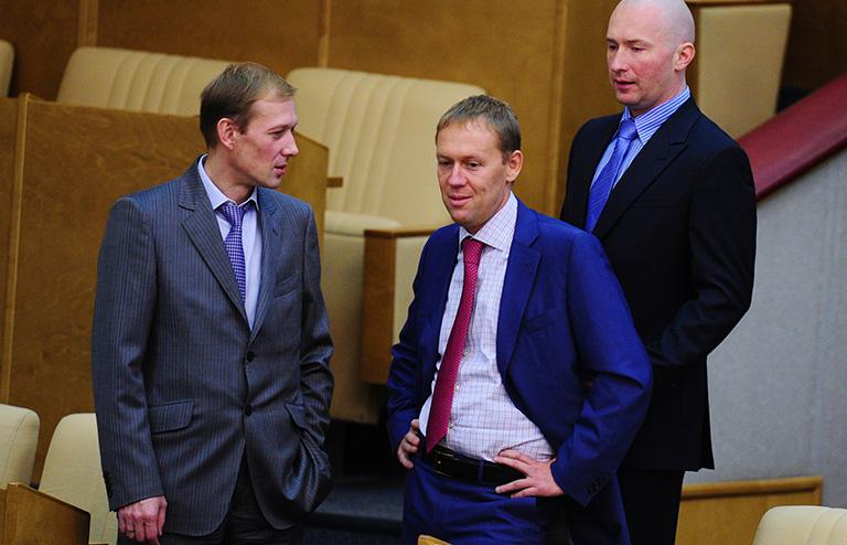 На фото: первый заместитель руководителя фракции ЛДПР Максим Рохмистров, Член фракции ЛДПР в Государственной Думе РФ Андрей Луговой и руководитель фракции ЛДПР в Госдуме РФ Игорь Лебедев (слева направо) на пленарном заседании Государственной думы РФ