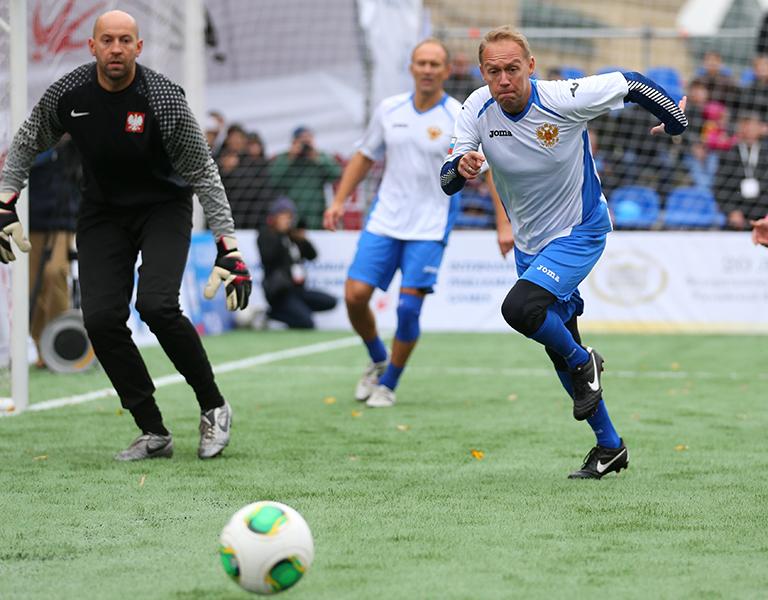 На фото: заместитель председателя комитета Госдумы по безопасности и противодействию коррупции Андрей Луговой (справа) во время гала-матча по футболу 