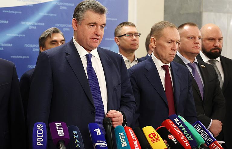 На фото: руководитель фракции ЛДПР Леонид Слуцкий и первый заместитель председателя комитета Госудумы РФ по безопасности и противодействию коррупции Андрей Луговой (слева направо) во время пресс-подхода перед началом первого пленарного заседания весенней сессии Государственной думы РФ