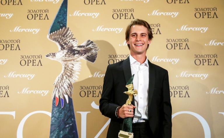 На фото: актер Иван Янковский, победивший в номинации "Лучшая мужская роль второго плана" за фильм "Текст", на церемонии вручения национальной кинопремии России "Золотой орел"