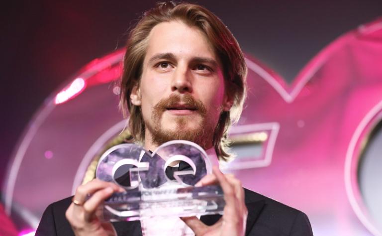 На фото: актер Иван Янковский, победивший в номинации "Актер года", на церемонии вручения премии "Человек года 2021" по версии журнала GQ в театре имени Моссовета.