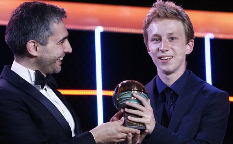 Продюсер Василий Соловьев и актер Семен Трескунов (слева направо) с главным призом за фильм режиссера О.Карас "Хороший мальчик" на церемонии закрытия XXVI открытого российского кинофестиваля "Кинотавр"., 2016 год.