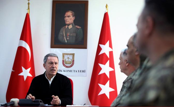 На фото: министр обороны Турции Хулуси Акар