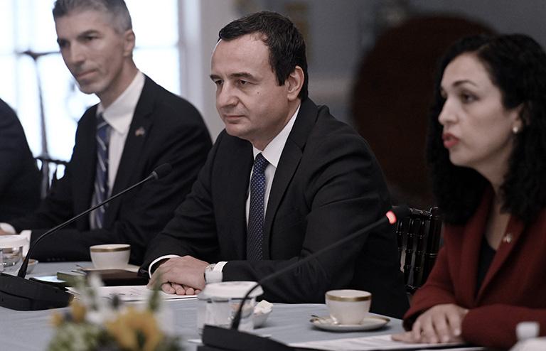 премьер-министр Косова Альбин Курти (второй справа) и президент Косова Вьоса Османи (справа)