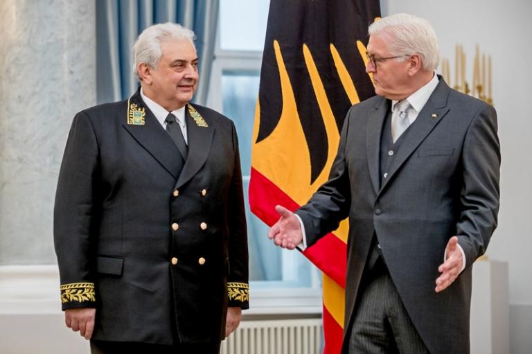 На фото: посол России Сергей Нечаев (слева) рядом с президентом ФРГ Франком-Вальтером Штайнмайером во время церемонии аккредитации послов иностранных государств в Германии во дворце Бельвю, Берлин, 2018 год