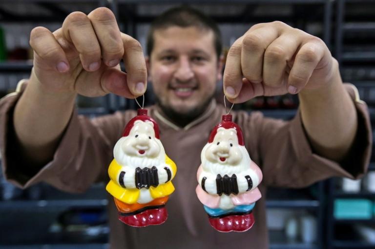 На фото: главный специалист, фэшн-кондитер "Фили-Бейкер" Ренат Агзамов в кондитерской "Фили Бейкер Премиум", 2015 год