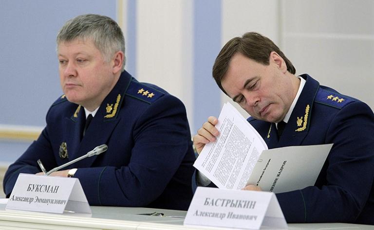 аместитель председателя СКП РФ Василий Пискарев и первый заместитель Генерального прокурора РФ Александр Буксман (слева направо) на встрече президента РФ с сотрудниками Генпрокуратуры РФ, следователями МВД и Следственного комитета РФ в резиденции "Горки"