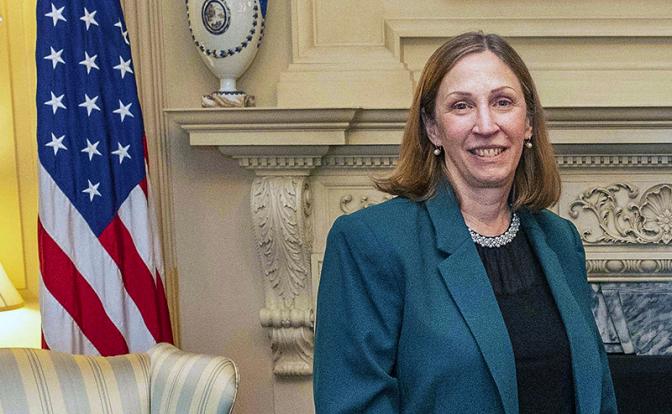 На фото: посол США в РФ Линн Трейси