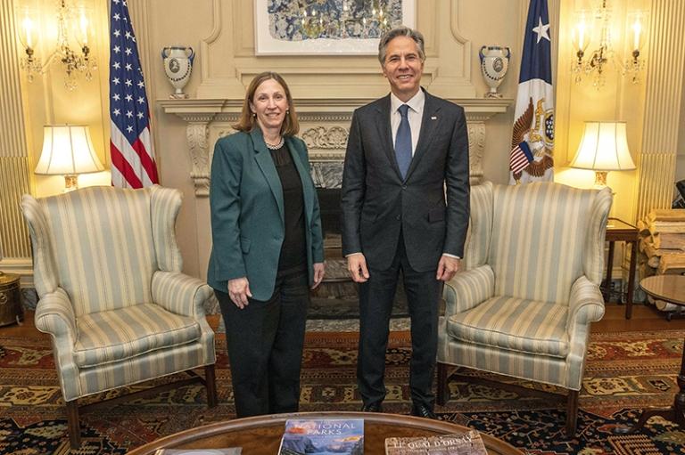 На фото: государственный секретарь США Тони Блинкен (справа) позирует с послом США в России Линн М. Трейси (слева) перед встречей в Государственном департаменте, 12 января, 2023 год, Вашингтон, округ Колумбия