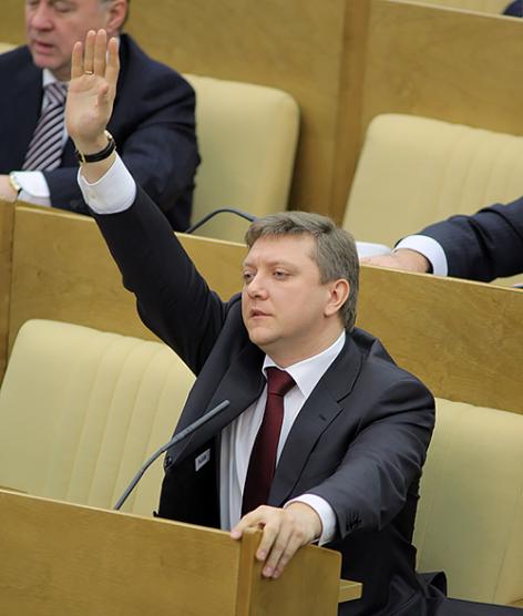 На фото: член Комитета ГД по гражданскому, уголовному, арбитражному и процессуальному законодательству Дмитрий Вяткин на пленарном заседании Государственной думы РФ