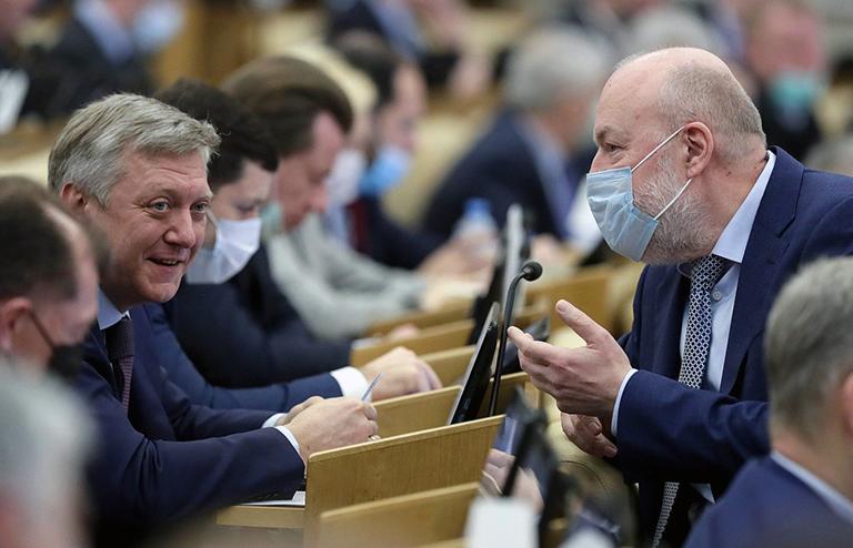 На фото: член комитета по государственному строительству и законодательству Дмитрий Вяткин и председатель Комитета по государственному строительству и законодательству Павел Крашенинников (слева направо) на пленарном заседании Госдумы РФ по вопросам законопроекта о введении QR-кодов в общественных местах