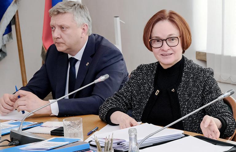 На фото: член комитета Госдумы РФ по государственному строительству и законодательству Дмитрий Вяткин и председатель Банка России Эльвира Набиуллина во время заседания президиума фракции "Единая Россия" в Государственной думе РФ