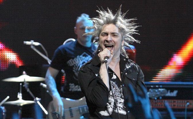 На фото: лидер группы "Король и Шут" Михаил Горшенев во время выступления на V церемонии вручения премии за достижения в области рок-н-ролла "