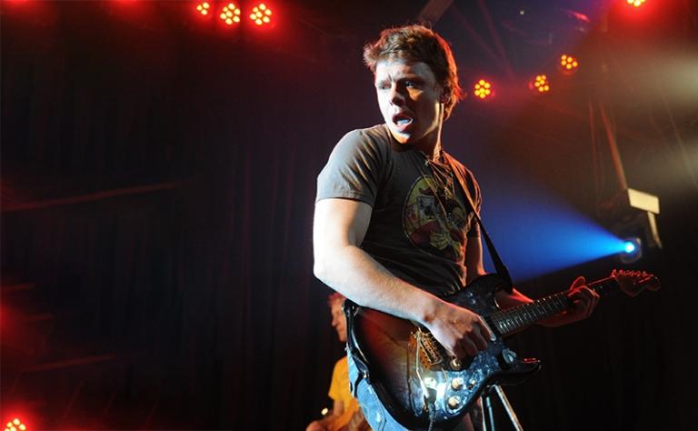 На фото: актер Павел Майков во время выступления с группой "7 процентов"