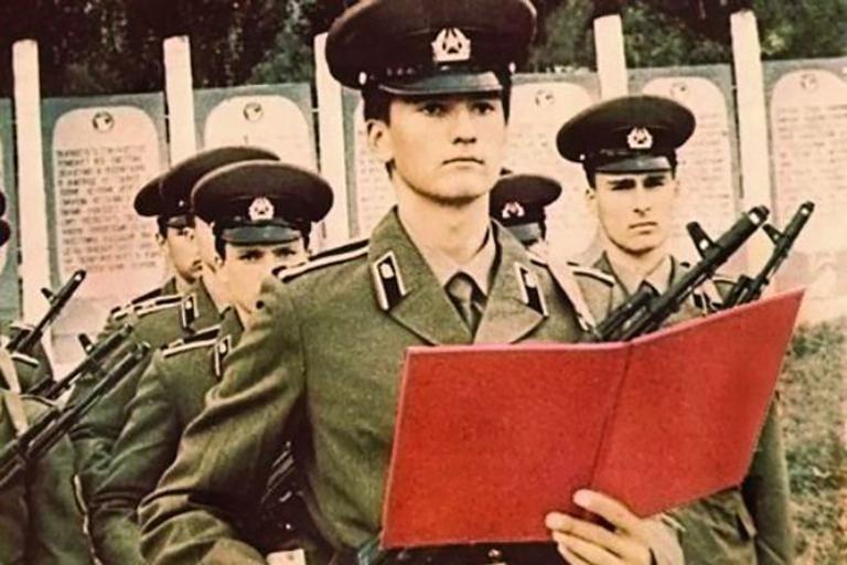 Получив аттестат о среднем образовании, Аксенов отправился в Симферополь и поступил в высшее военно-политическое училище, где получил диплом военного строителя