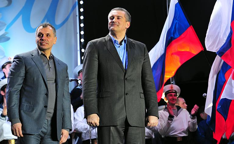 Председатель Верховного Совета Крыма Владимир Константинов и премьер-министр Крыма Сергей Аксенов (слева направо) во время концерта на площади Ленина, посвященного дню референдума в Крыму, 17 марта 2014 года