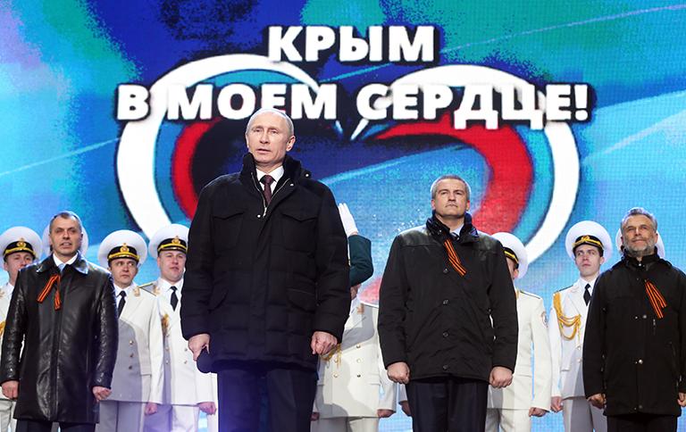 Председатель Госсовета Крыма Владимир Константинов, президент РФ Владимир Путин, премьер-министр Крыма Сергей Аксенов и глава Севастополя Алексей Чалый (слева направо) во время митинга-концерта "Мы - вместе!" в поддержку решения о вхождении Крыма в состав РФ на Красной площади, 18 марта 2014 года