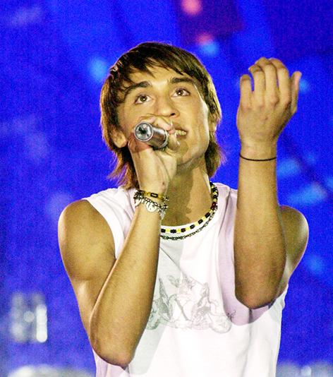 Латвия. Юрмала. В концертном зале "Дзинтари" в Юрмале вчера прошел первый отборочный тур (Рэтро шлягер на родном языке) на международном конкурсе молодых исполнителей популярной музыки "Новая волна". На снимке: молодой конкурсант Дима Билан из Москвы, 2002 год