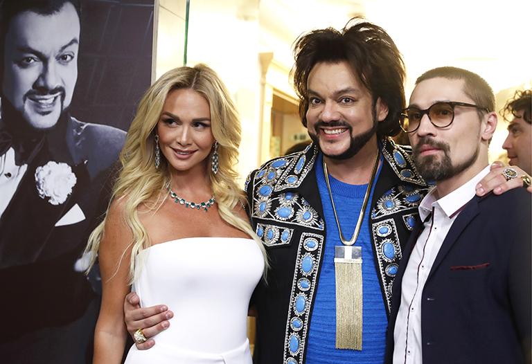 Телеведущая Виктория Лопырева, певцы Филипп Киркоров и Дима Билан (слева направо) перед началом шоу "Я", посвященного 50-летию певца Ф.Киркорова, в Государственном Кремлевском дворце, 2017 год