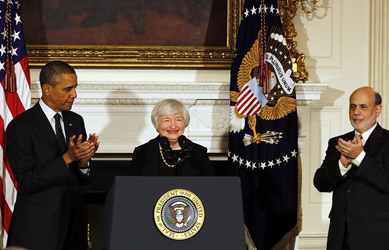 На фото: президент Соединенных Штатов Барак Обама (слева) объявляет о своем намерении выдвинуть кандидатуру доктора Джанет Йеллен (справа) на пост председателя Совета управляющих Федеральной резервной системы вместо нынешнего председателя ФРС Бена Бернанке (справа) 