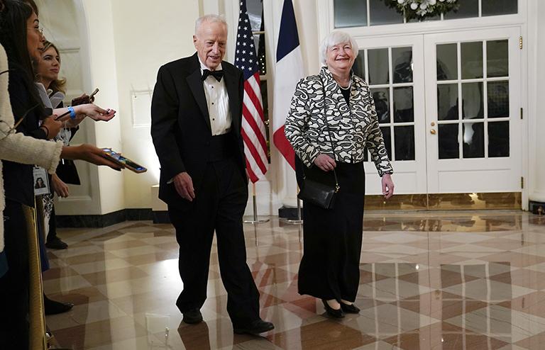 На фото: министр финансов Джанет Йеллен и ее муж Джордж Акерлоф прибывают на государственный ужин с президентом Джо Байденом и президентом Франции Эммануэлем Макроном в Белый дом в Вашингтоне