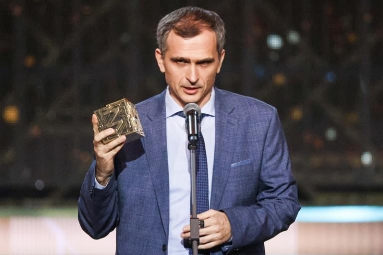 На фото: журналист Юрий Подоляка, получивший награду в номинации "За вклад в просвещение" в сфере "Мы вместе", во время церемонии награждения победителей просветительской премии "Знание" в Государственном Кремлевском дворце (ГКД), 2022 год.