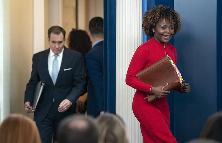 На фото: пресс-секретарь Белого дома Карин Жан-Пьер и представитель Совета национальной безопасности Джон Кирби прибывают на брифинг для прессы в Белый дом