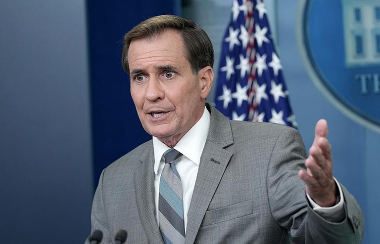 На фото: координатор по стратегическим коммуникациям в Совете национальной безопасности (СНБ) Белого дома Джон Кирби во время брифинга