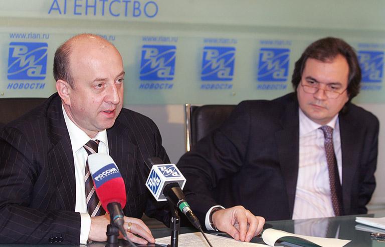 На фото: Владимир Плигин, председатель Комитета Государственной Думы РФ по конституционному законодательству и государственному строительству и Валерий Фадеев, директор Института общественного проектирования, главный редактор журнала "Эксперт", 2005