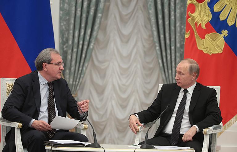 На фото: секретарь Общественной палаты РФ Валерий Фадеев и президент РФ Владимир Путин (слева направо) во время встречи в Кремле, 2017