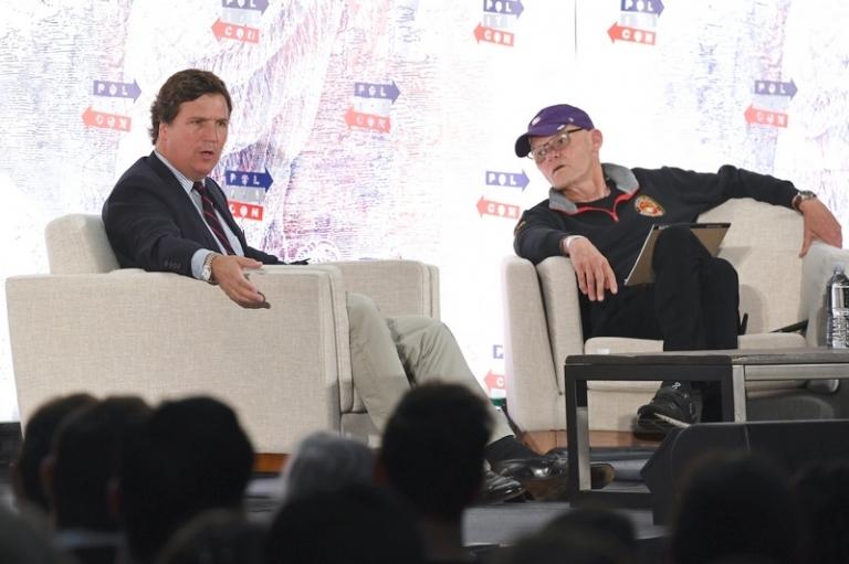 На фото: Такер Карлсон и писатель и политический консультант Джеймс Карвилл на сцене Politicon 2018 в конференц-центре Лос-Анджелеса.