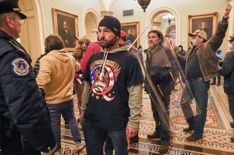 На фото: участники беспорядков в здании Капитолия США возле зала Сената, 6 января 2021 года. Спикер палаты представителей конгресса США Кевин Маккарти предоставил программе "Tucker Carlson Tonight" ("Такер Карлсон сегодня вечером") эксклюзивный первый просмотр более 40 тысяч часов записей с камер видеонаблюдения в здании Капитолия, которые были скрыты от публики более двух лет.