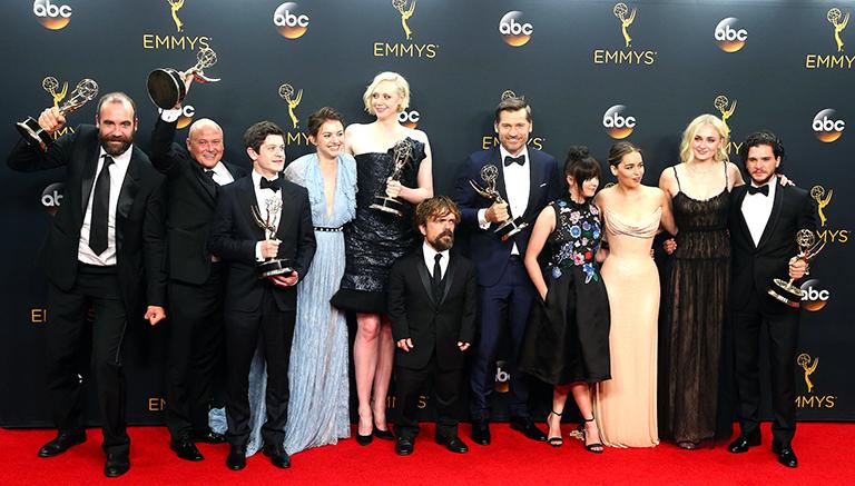 Церемония вручения 68-й премии Primetime Emmy Awards в Лос-Анджелесе, США. Рори Макканн, Конлет-Хилл, Иван Реон, Гвендолин Кристи, Питер Динклэйдж, Николай Костер-Вальдау, Мэйси Уильямс, Эмилия Кларк, Софи Тернер и Кит Харингтон (слева направо), 2016 года