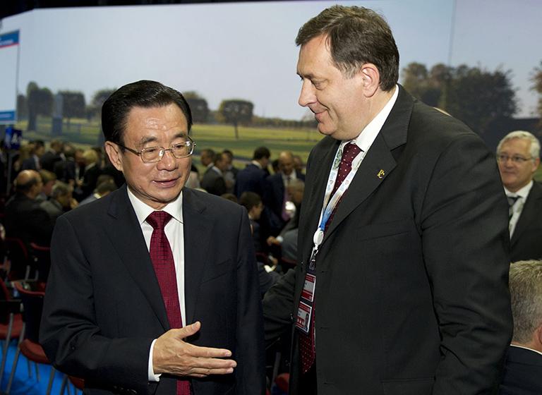 На фото: Хэ Гоцян (слева), член Постоянного комитета Политбюро Центрального комитета Коммунистической партии Китая (КПК) и глава Центральной комиссии КПК по проверке дисциплины, беседует с Милорадом Додиком, президентом Сербской Республики Босния и Герцеговина, перед церемония открытия 16-го Санкт-Петербургского международного экономического форума в Санкт-Петербурге, Россия, 21 июня 2012 года