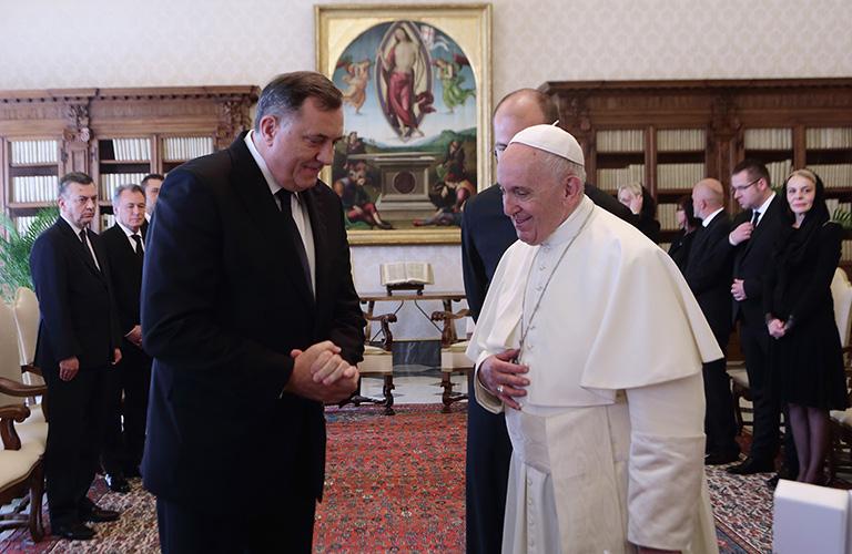 На фото: Папа Римский ФРАНЦИСК встретился с президентом Боснии и Герцеговины МИЛОРАДОМ ДОДИКОМ в частной библиотеке в апостольских зданиях Ватикана, 2019