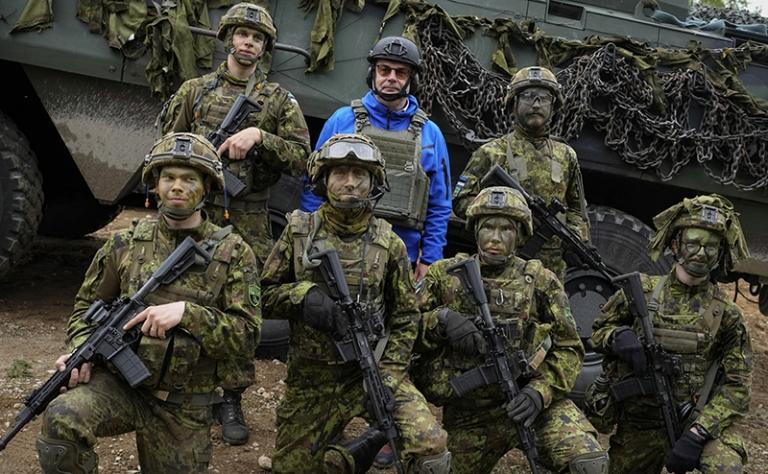 На фото: президент Эстонии Алар Карис и военнослужащие эстонской армии во время учений НАТО "Весенний шторм".
