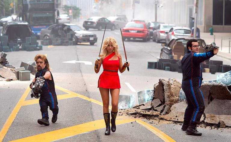 Питер Динкледж, Джош Гад и Эшли Бенсон в фильме "Пиксели"