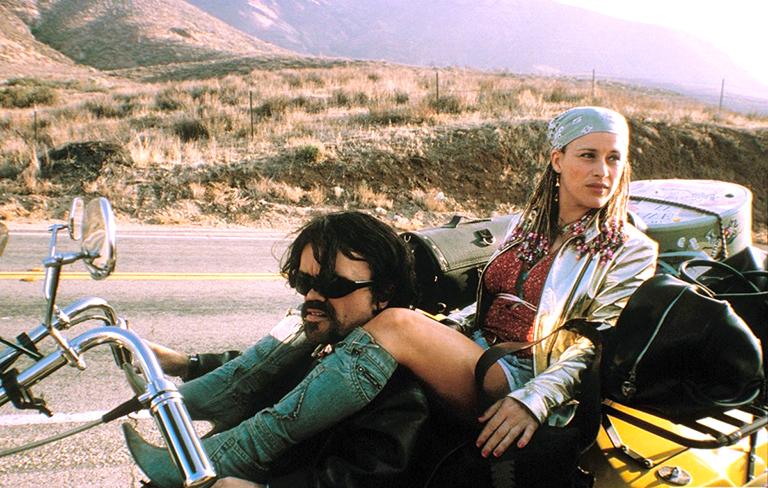 Патриция Аркетт и Питер Динкледж в фильме "Маленькие пальчики"