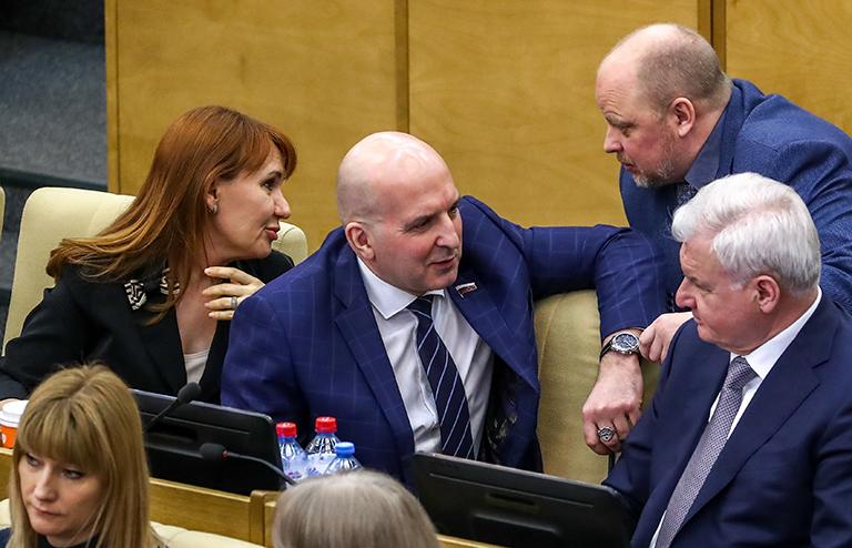 член комитета Госдумы РФ по труду, социальной политике и делам ветеранов Светлана Бессараб (слева)