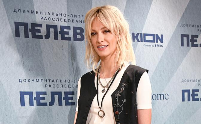 На фото: актриса Полина Максимова на премьере документального фильма "Пелевин" режиссера Родиона Чепеля в клубном пространстве Noodome.