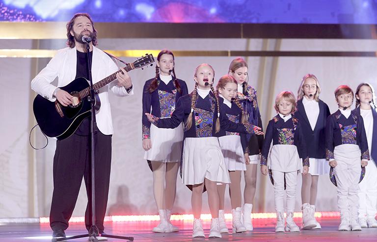 На фото: певец Виталий Гогунский (слева) на концерте во время церемонии открытия экспозиции павильона №1 "Первые в России - стране возможностей" в рамках выставки-форума "Россия", 2023.