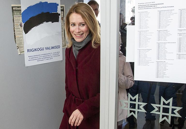 На фото: председатель Партии реформ Кая Каллас перед началом голосования на выборах в Рийгикогу (парламент Эстонии) на одном из избирательных участков города? 2019