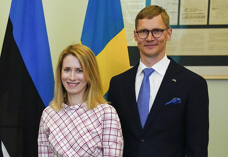 На фото: Кая Каллас (слева) и ее муж Арво Халлик в Таллине, Эстония, 2 мая 2023 года