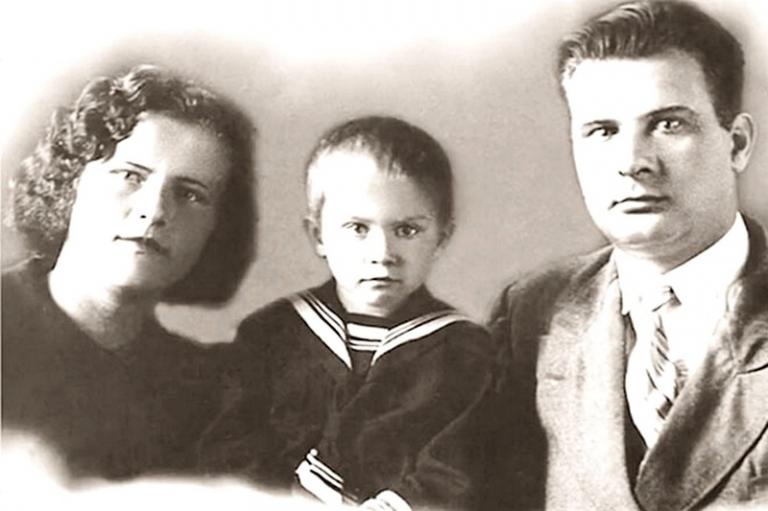 На фото: Валентина Талызина в детстве с родителями.