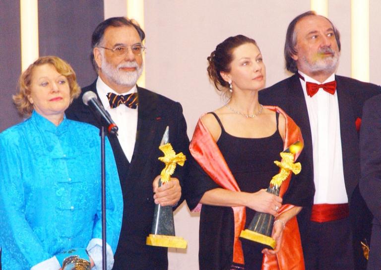 На фото: лауреаты премии "Золотой Орел": актриса Валентина Талызина (номинация "Лучшая женская роль на телевидении" - фильм "Линии судьбы"), американский режиссер Френсис Форд Коппола (награда "За вклад в мировое искусство"), актриса Алена Бабенко ("Лучшая женская роль в кино" - фильм "Водитель для Веры") и народный артист СССР Богдан Ступка ("Лучшая мужская роль второго плана" - фильм "Водитель для Веры"), 2005 год.