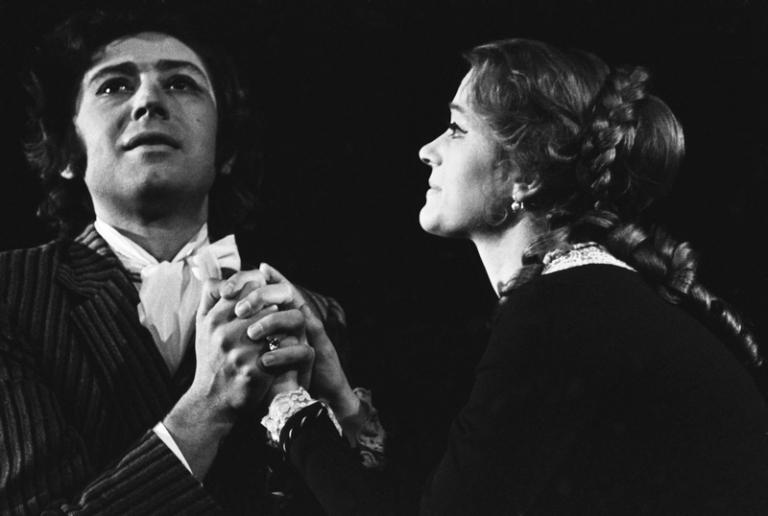 На фото: заслуженная артистка РСФСР Валентина Талызина в роли Юлии Тугиной, заслуженный артист РСФСР Геннадий Бортников в роли Вадима Григорьевича Дульчина в премьерной постановке комедии А.Н. Островского "Последняя жертва" на сцене Академического театра имени Моссовета. Постановщик спектакля - Герой Социалистического Труда, народный артист СССР Юрий Завадский, оформление заслуженного художника РСФСР А. Васильева, музыка композитора Ю. Буцко, 1973 год.