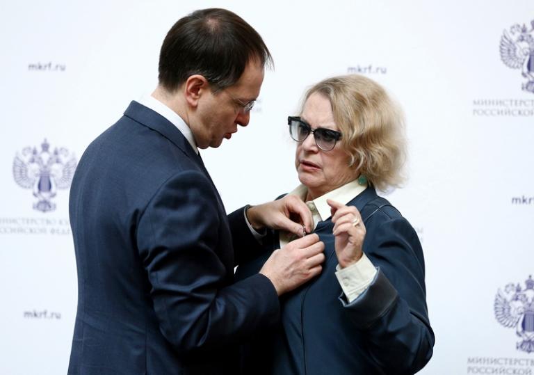 На фото: министр культуры РФ Владимир Мединский и актриса Валентина Талызина на церемонии награждения деятелей культуры и искусства государственными наградами РФ и ведомственными наградами Министерства культуры РФ в атриуме Большого театра России, 2017 год.