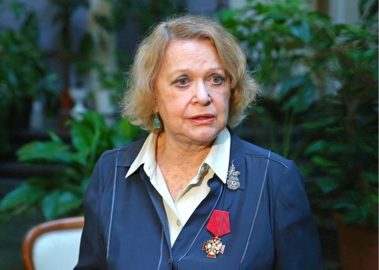 На фото: актриса Валентина Талызина на церемонии награждения деятелей культуры и искусства государственными наградами РФ и ведомственными наградами Министерства культуры РФ в атриуме Большого театра России, 2015 года.